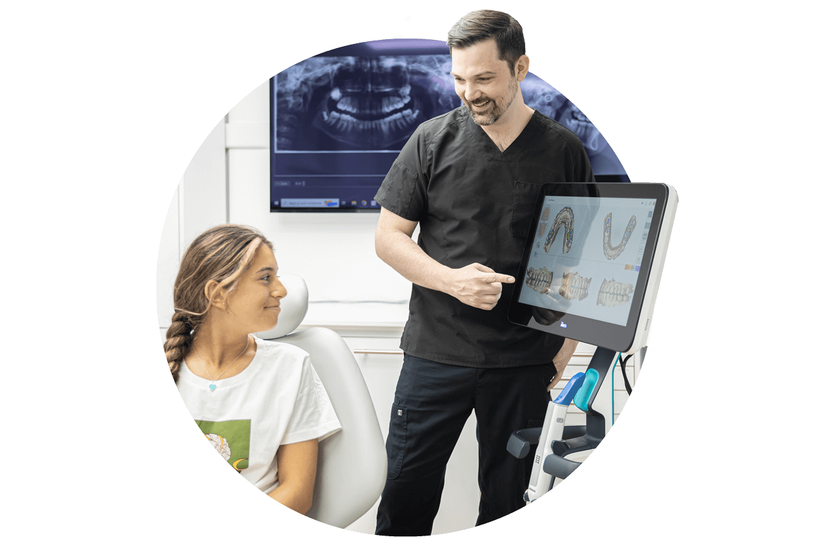 Dr Venne Oliver qui présente une simulation 3D d'un traitement orthodontique avec une patiente
